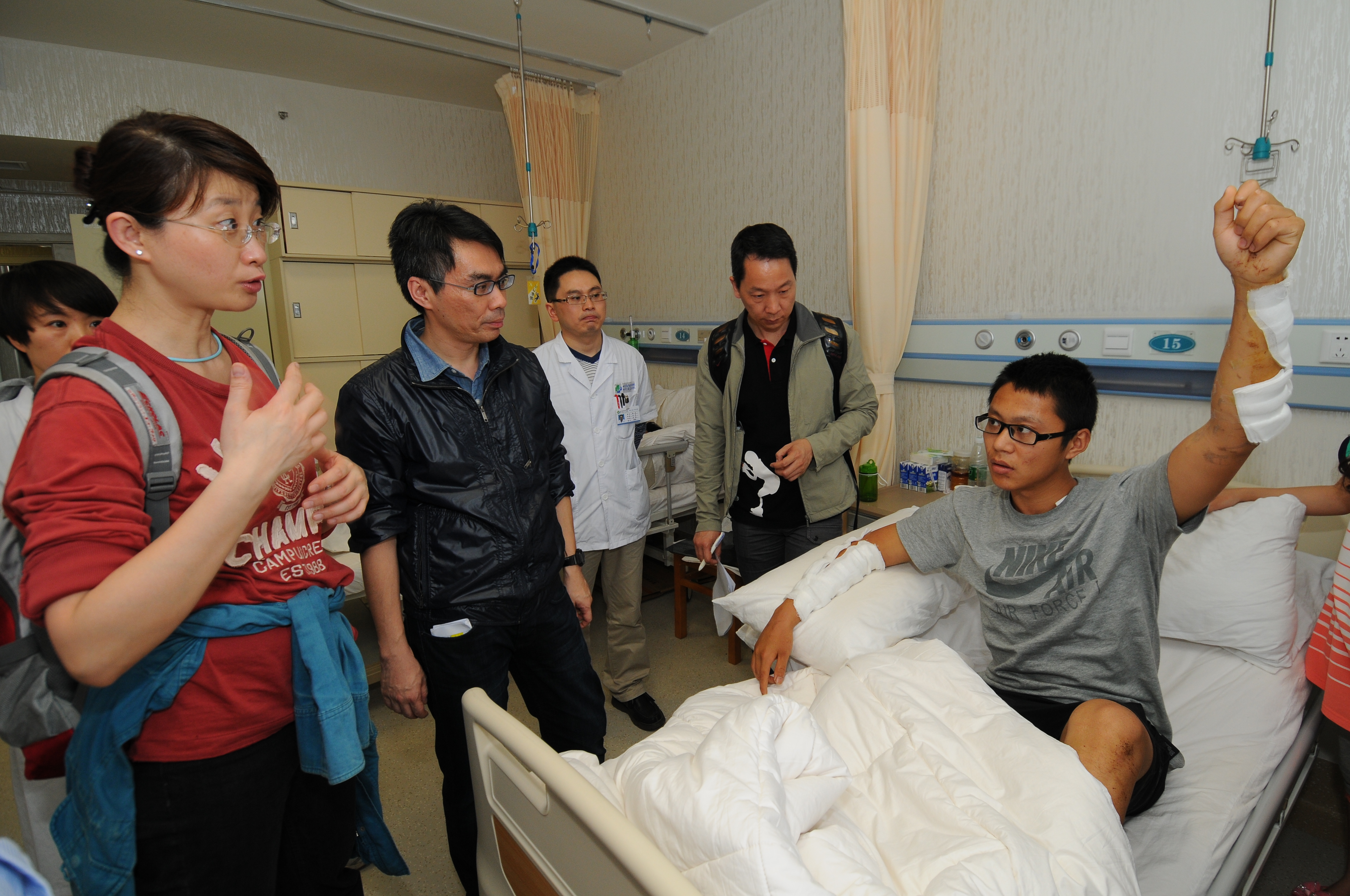 r. LAW Sheung Wai provided rehabilitative service to amputees of Sichuan earthquake
